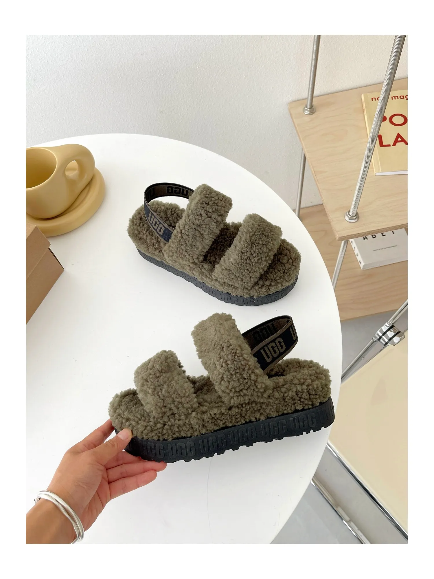 💰440 UGG sheepskin all-in-one snow boots 0876 new autumn and winter style Zhou Dongyu's same style furry slippers Product name: Ovlafita, Longfeng Teddy fur muffin bottom slippers, new at the counter simultaneously It is an upgraded version of the classic oh yeah sandals, the corrugated sheepskin material is used to make it more fashionable and cool, the heel strap is the highlight of the entire design, the muffin bottom visually increases, good news for small sisters, large quantities in stock Code number: 35-41 Color: white, gray, black, pink, army green, maroon